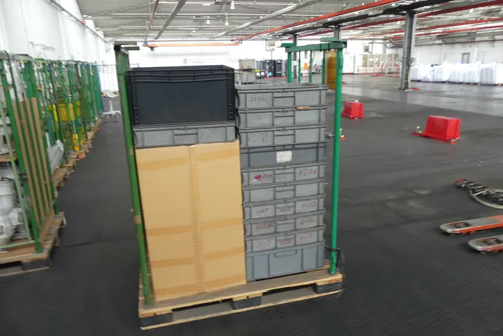 Palette mit Euroboxen und Kisten